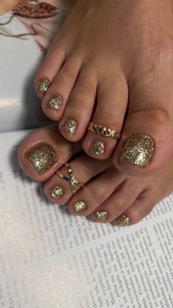 Elegant Gold Detail Toe Nail Style for a Luxury Touch