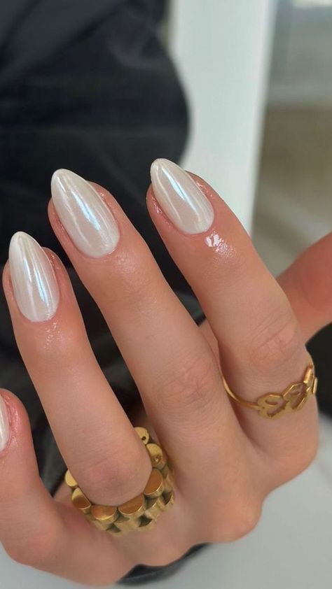 Soft Milky White Cat Eye Nails